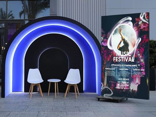 Enerji tasarrufu, Yüksek parlaklık Çift taraflı LED Poster Ekranı Renkli Çok fonksiyonel Reklam Video Duvarı