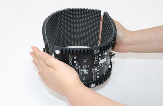 Çin'den perakende dükkanı reklamı için ROHS ile esnek sütunlu LED ekran