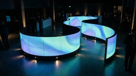 P1.538 Eğimli LED Video Duvarı RGB İçerideki Tam Renkli LED Ekran 3840Hz
