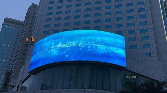 Dış Reklam Panoları P4 Eğimli LED Ekran RGB Dayanıklı ve Enerji tasarrufu