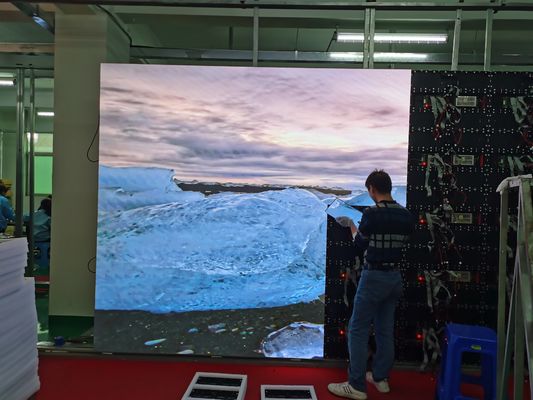 P1.538 Eğimli LED Video Duvarı RGB İçerideki Tam Renkli LED Ekran 3840Hz