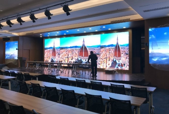 Küçük Piksel P2.5 İç Mekan LED Ekranı Tam Renkli LED Video Ekranı Geniş Görüş Açısı
